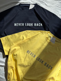 تیشرت یونیسکس باکسی never look back جنس نخ پنبه